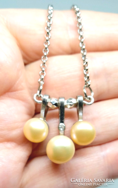 Cultured pearl necklace, off-white with 8-9 mm pearls 115