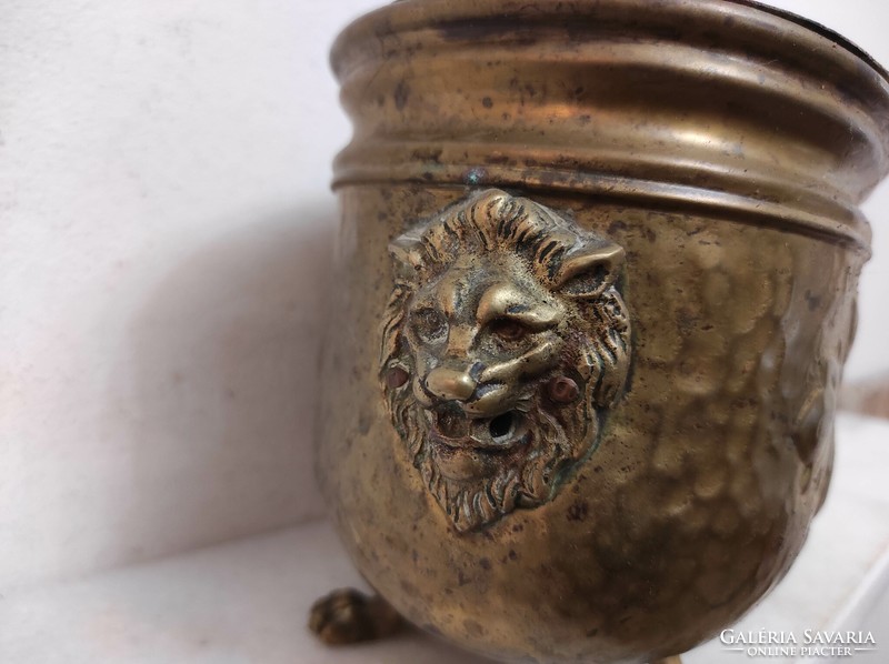 Antik kaspó patinás domborított sárgaréz oroszlános oroszlán lábas virág tartó 49 6671