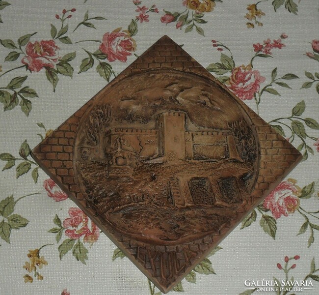 The convex, wall-hanging ceramic picture depicting the Gyula castle, with the inscription Gyula.
