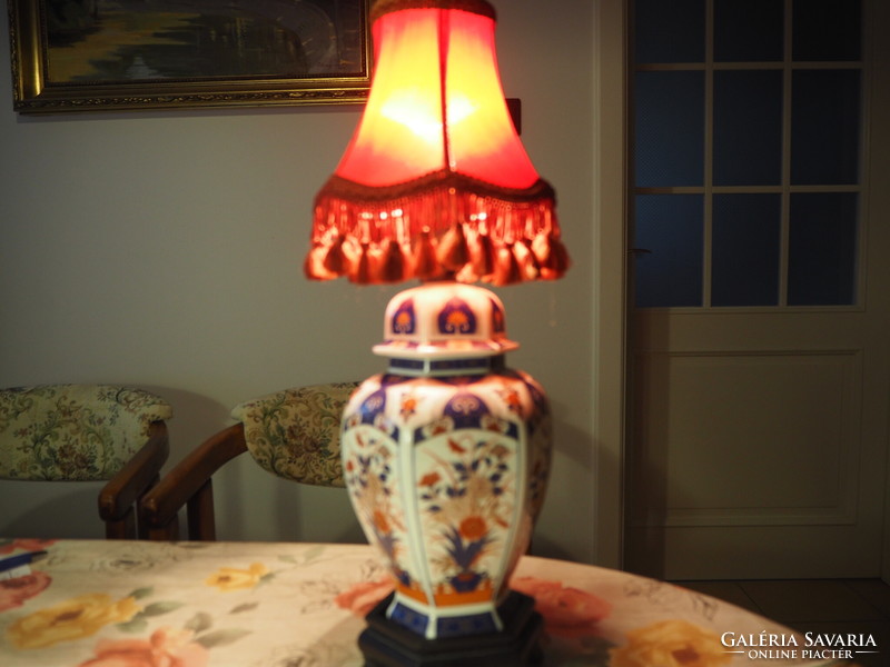 Imari jellegű porcelán testű asztali lámpa