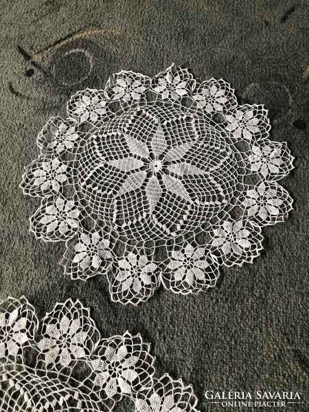 2 Pieces hand crocheted lace tablecloth 33 cm