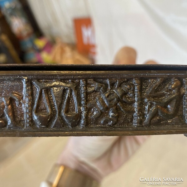Iparművészeti bronz díszdoboz, oldalán kínai horoszkóp díszítéssel