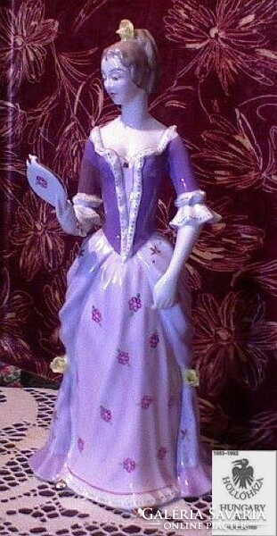 Girl with a mirror, porcelain reminiscent of the Baroque era.