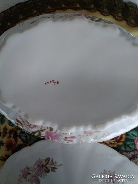Antik porcelán leveses tál rózsaszín virágmintával, masszába nyomott számjelzéssel!