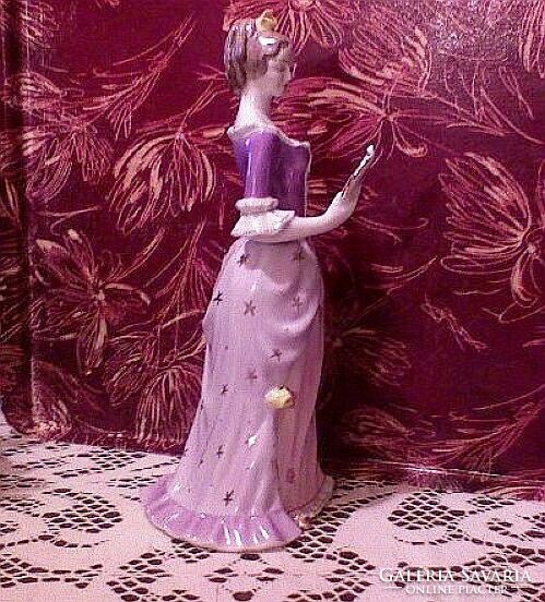Girl with a mirror, porcelain reminiscent of the Baroque era.