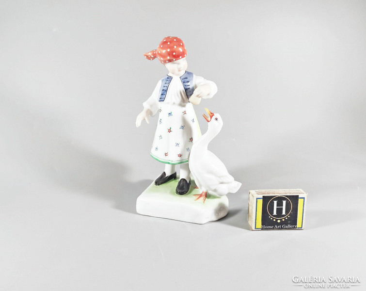 HERENDI, LIBAETETŐ KISLÁNY, KÉZZEL FESTETT PORCELÁN FIGURA, HIBÁTLAN! (I217)