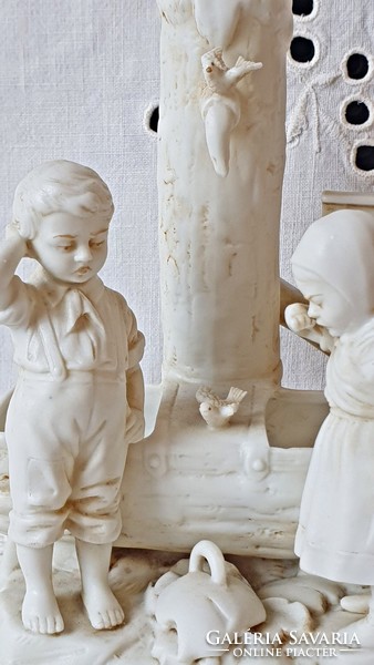 1879-1886.Grafenthal, 2 alakos, figurális váza, kisfiú és kislány, összetört korsóval a kútnál.