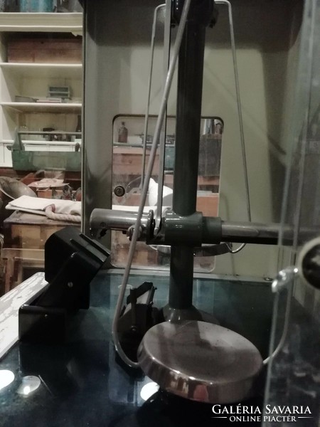 Analitikai mérleg, labor mérleg 1960-as évekből, ELTE laboratóriumi eszköze volt, dekorációként