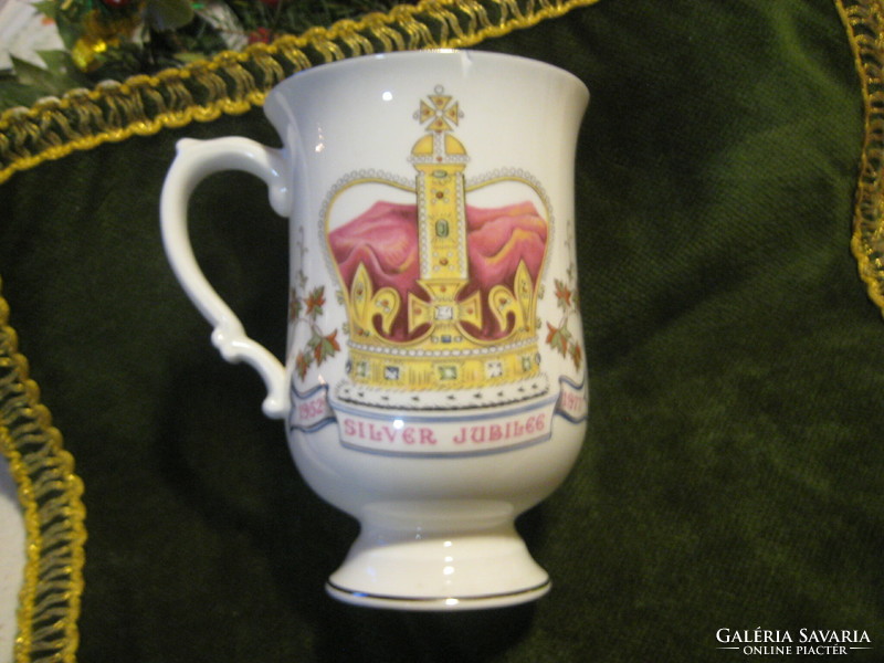 II.Erzsébet királynő  ,  jubileumi csésze  , uralkodása 25. évfordulója  alkalmából