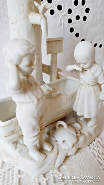 1879-1886.Grafenthal, 2 alakos, figurális váza, kisfiú és kislány, összetört korsóval a kútnál.