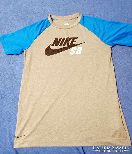 New nike t-shirt size L