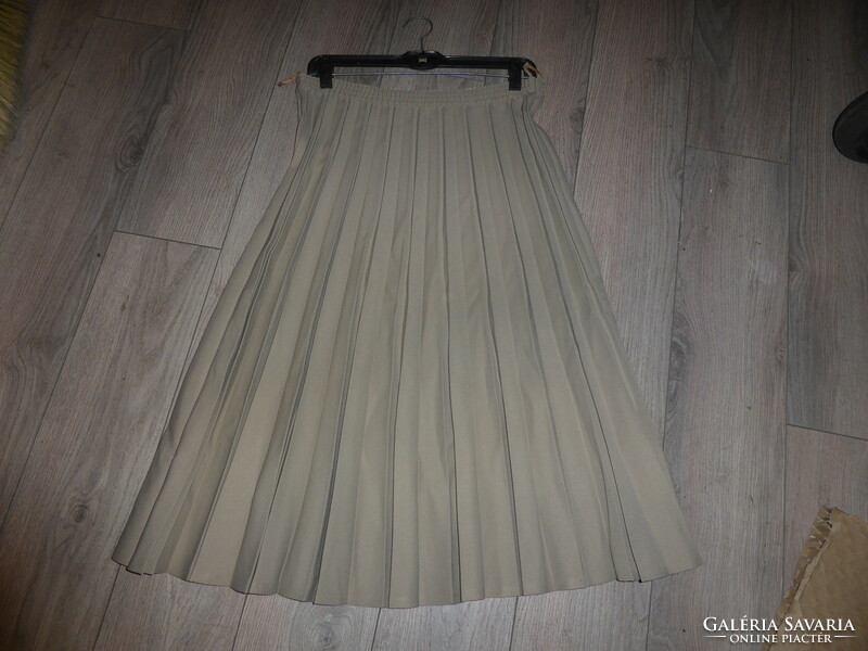 Pleated skirt size 40
