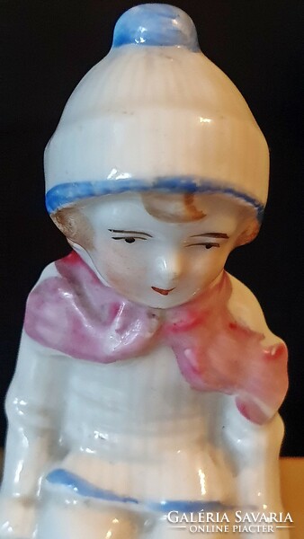 Ritka, antik, német, kicsi porcelán.Téli ruhában ülő gyermek.  9 cm. magas.