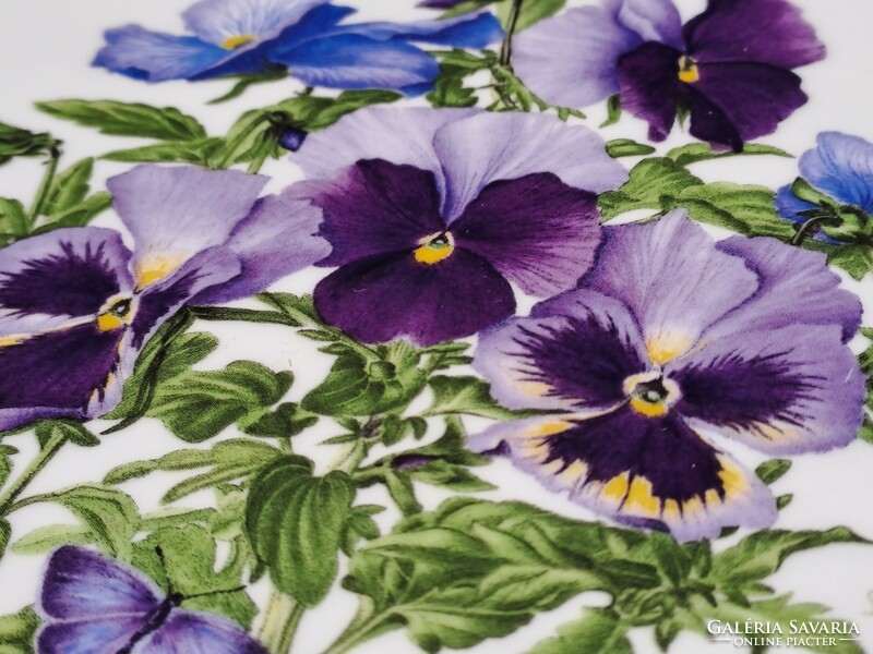 Royal Albert "Pansies" árvácskamintás csontporcelán dísztányér az anyakirálynő kedvenc virágával