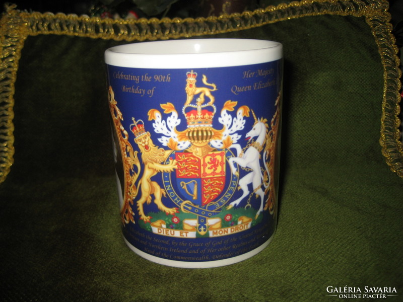 II.Erzsébet királynő  , jubileumi csésze  90 éves  ,  8 x 8,2  cm