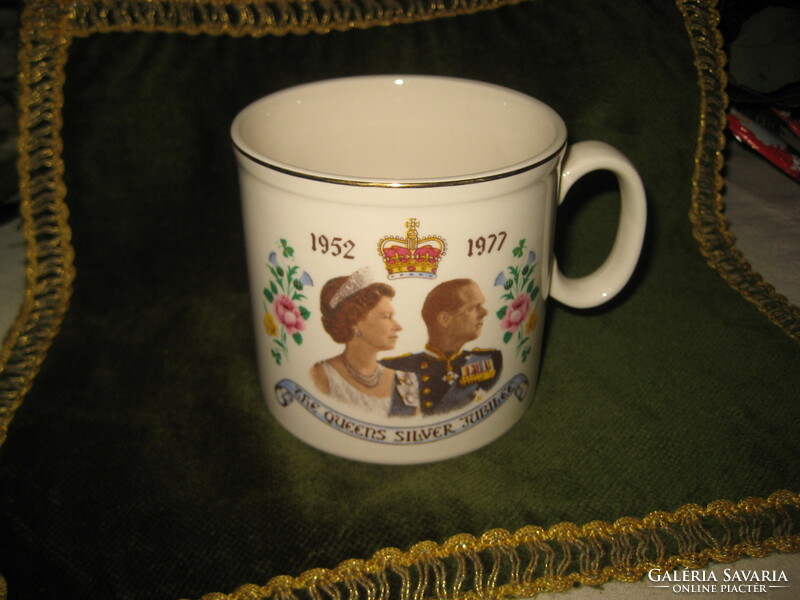 II.Erzsébet királynő  , jubileumi csésze  a királyi párral   9,5 x 8 cm