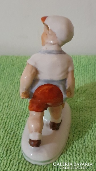 Régi német mini porcelán figura. Talicskás legény kutyával. 8 cm.