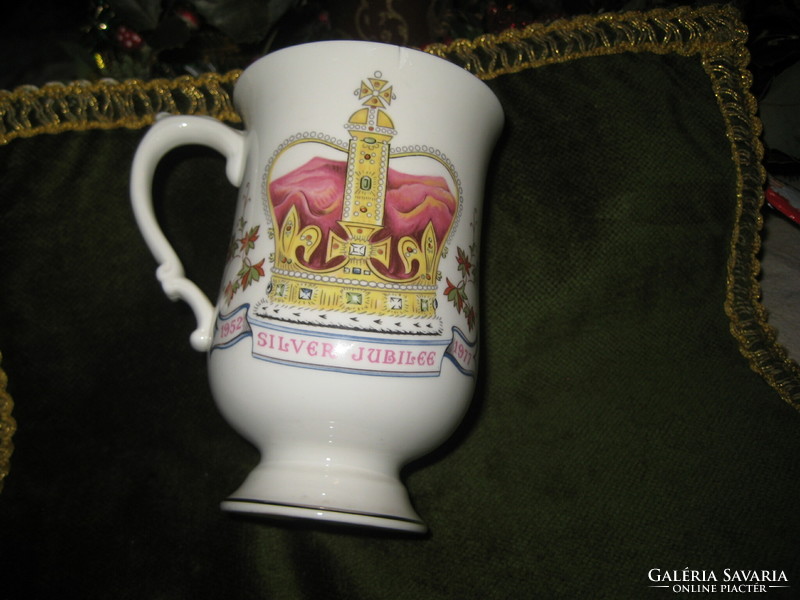 II.Erzsébet királynő  ,  jubileumi csésze  , uralkodása 25. évfordulója  alkalmából