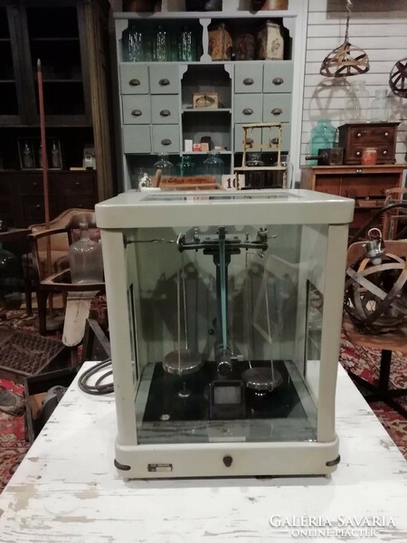 Analitikai mérleg, labor mérleg 1960-as évekből, ELTE laboratóriumi eszköze volt, dekorációként