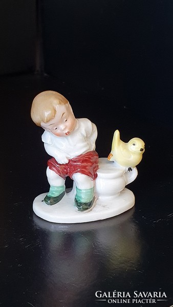 Régi, német porcelán figura. Biliző kisfiú, madárkával. Mini nipp. 5,5 cm.