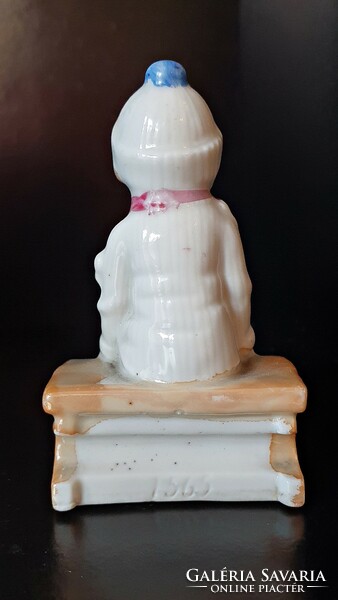Ritka, antik, német, kicsi porcelán.Téli ruhában ülő gyermek.  9 cm. magas.