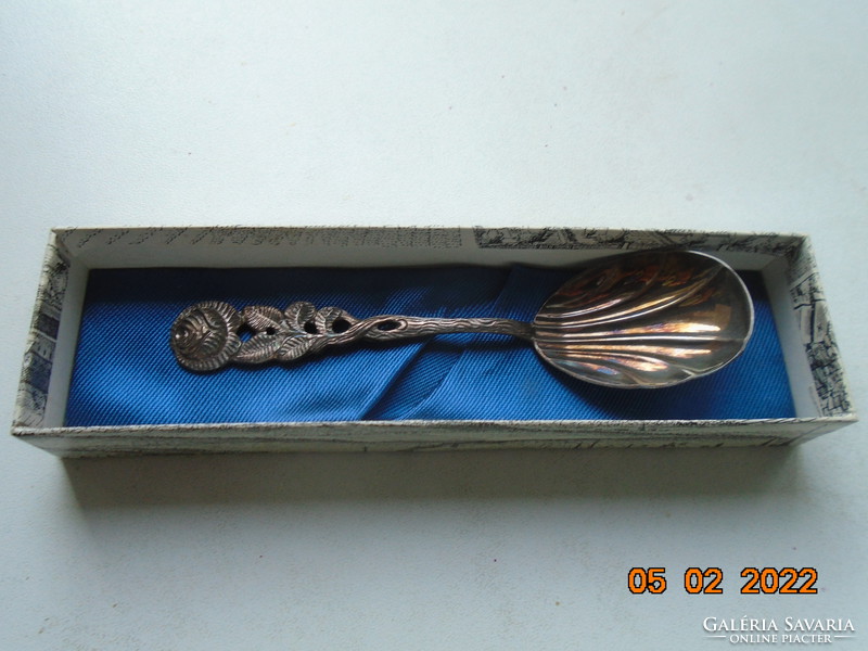 Antiko 100 hildesheimer in a box of pink cream spoons