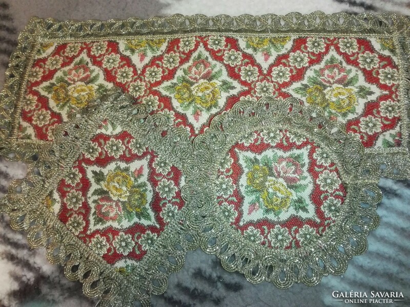 3 small tablecloths, 31x1cm, 12x12cm, 12 diam.. .Waved with gold.