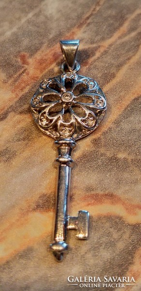 Cirkonköves jelzett ezüst kulcs medál 4,5cm