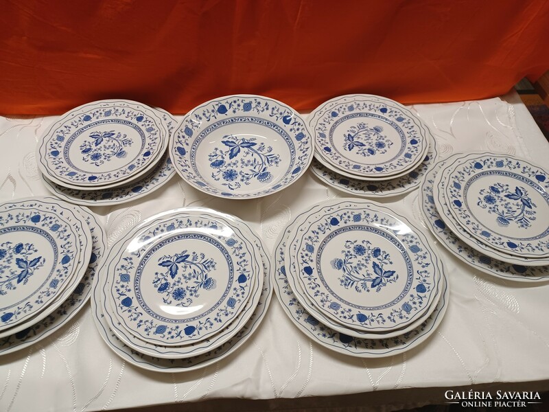 Meisseni kék hagyma mintás , olasz porcelán tányérok és tál. 19 db