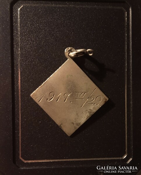 1917-ből származó ezüst medál Vésés benne: 1917. VI. 29. 3g 2x2 cm