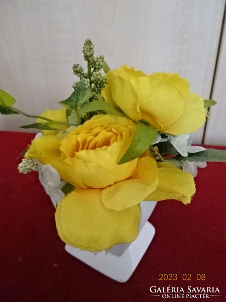 Selyemvirág gipsz vázában, teljes magassága 13,5 cm. Jókai.