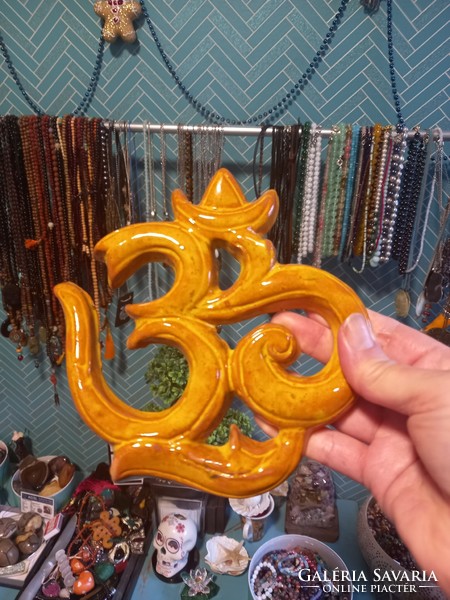 Ohm jel buddhista vedelmi szimbólum mázas kerámiából