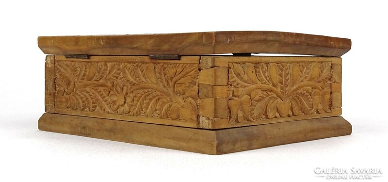 1L743 old small carved hunter deer wooden box 11 x 14 cm