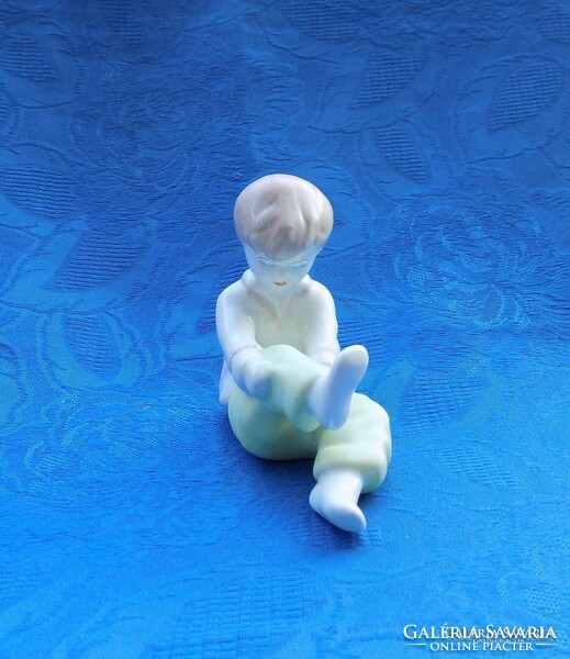 Aquincum porcelán öltözködő kislány figura szobor 10 cm (po-2-2)