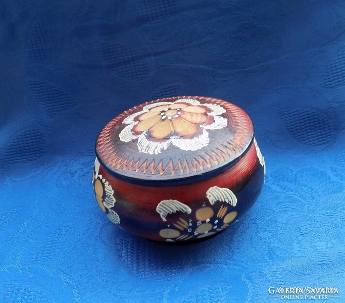 Engraved, painted wooden jewelry box (24 / d)