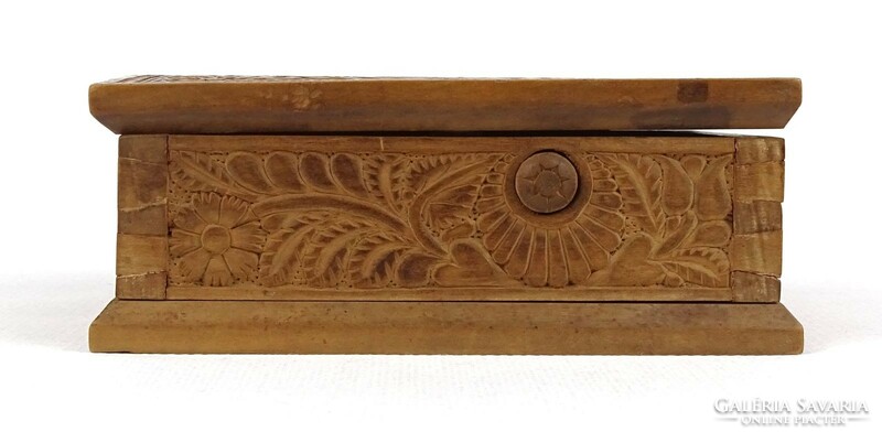 1L743 old small carved hunter deer wooden box 11 x 14 cm