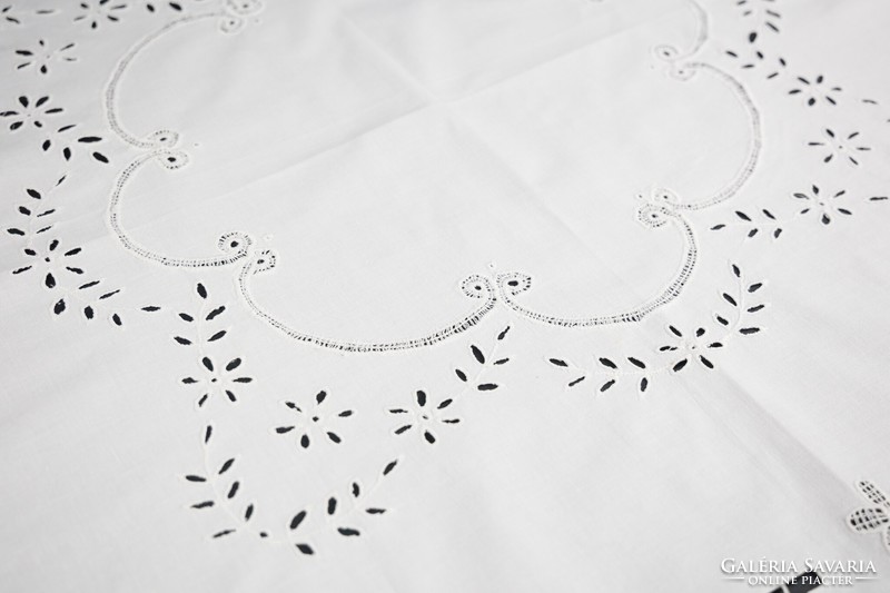 Tablecloth, embroidered, rosette, white.
