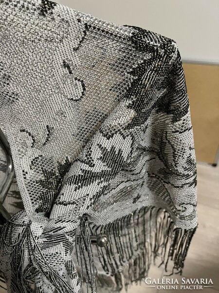 Casual silver-black shawl with discreet gold thread weaving
