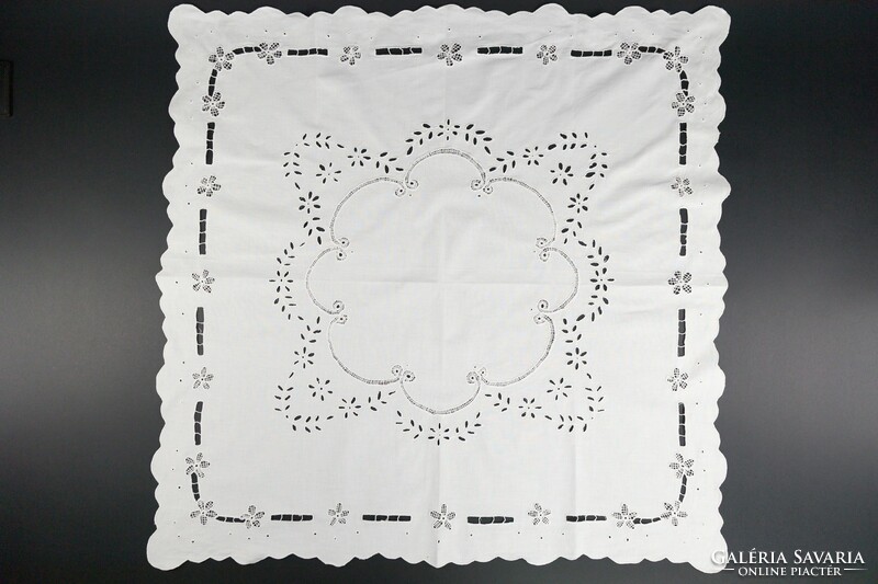 Tablecloth, embroidered, rosette, white.