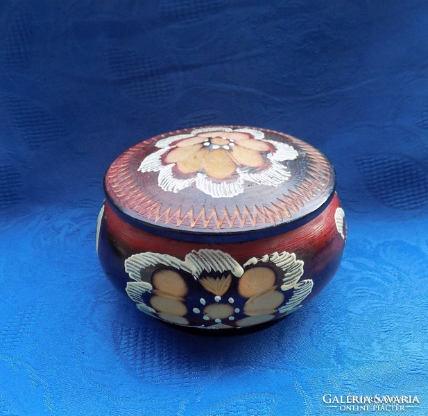 Engraved, painted wooden jewelry box (24 / d)