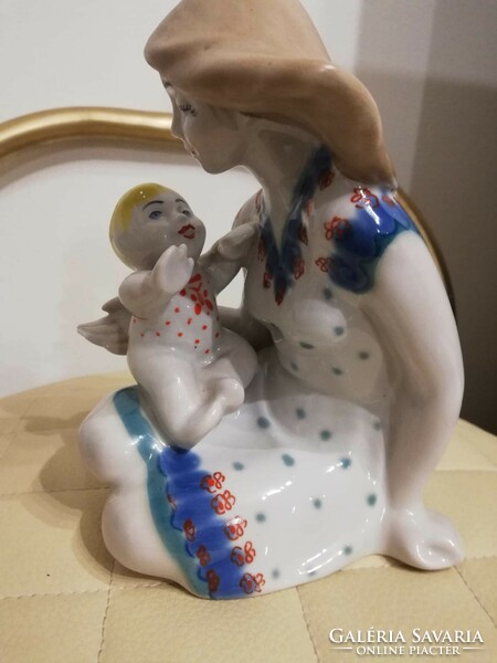 Ukrán polonne porcelán anya gyermekével