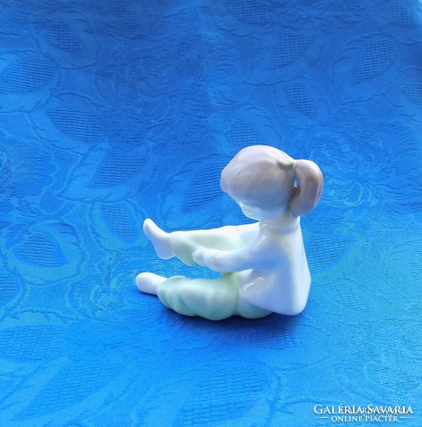 Aquincum porcelain dressing little girl figurine statue 10 cm (po-2-2)