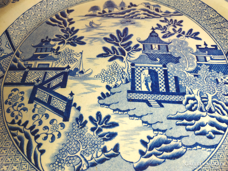Large flat plate with antique butterfly pattern and pagoda porcelain