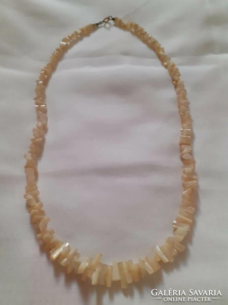 Mother-of-pearl necklace made of decreasing, elongated beads