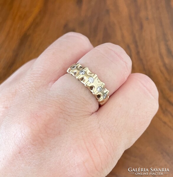 14K gold ring with 5 zirconia stones - 3.96G