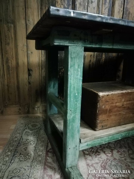 Ipari stílusú asztal, 20. század közepéről, bádog tetejű kis méretű stabil patinás szép zöld színű