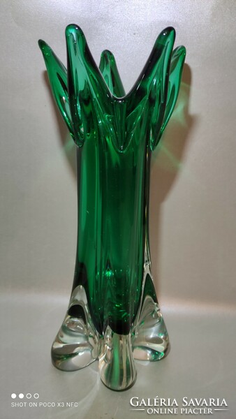 Kézműves cseh vastag falú üveg váza igazi zöld