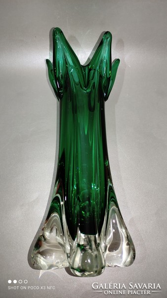Kézműves cseh vastag falú üveg váza igazi zöld