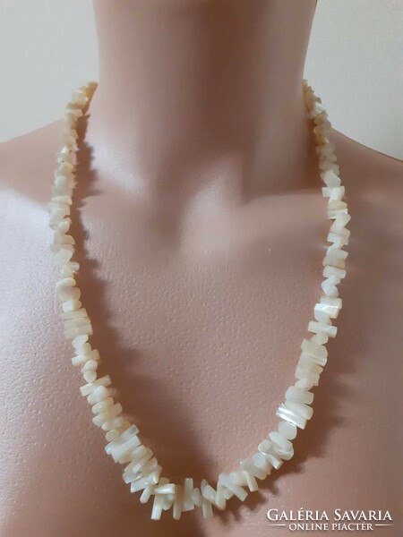 Mother-of-pearl necklace made of decreasing, elongated beads