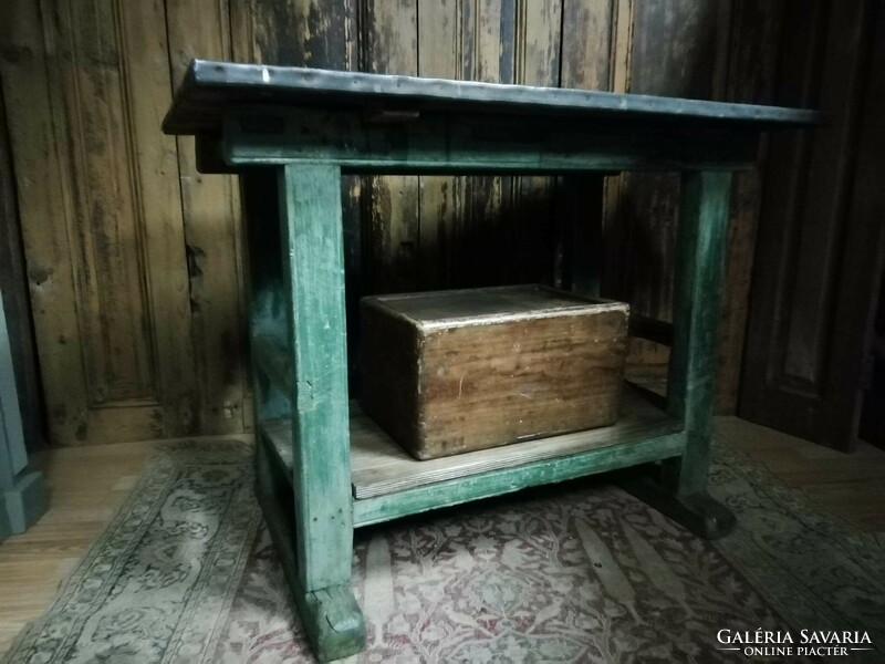 Ipari stílusú asztal, 20. század közepéről, bádog tetejű kis méretű stabil patinás szép zöld színű